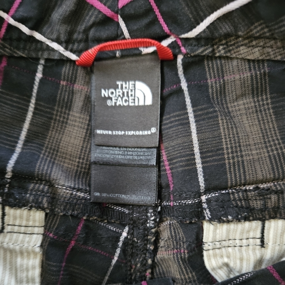 The North Face Plaid Cargo Shorts with Pink and White Accents Size 4 - Picture 5 of 9